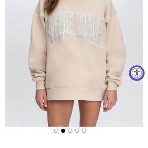 The Bar - Arlo Sweatshirt in nude with grey lettering